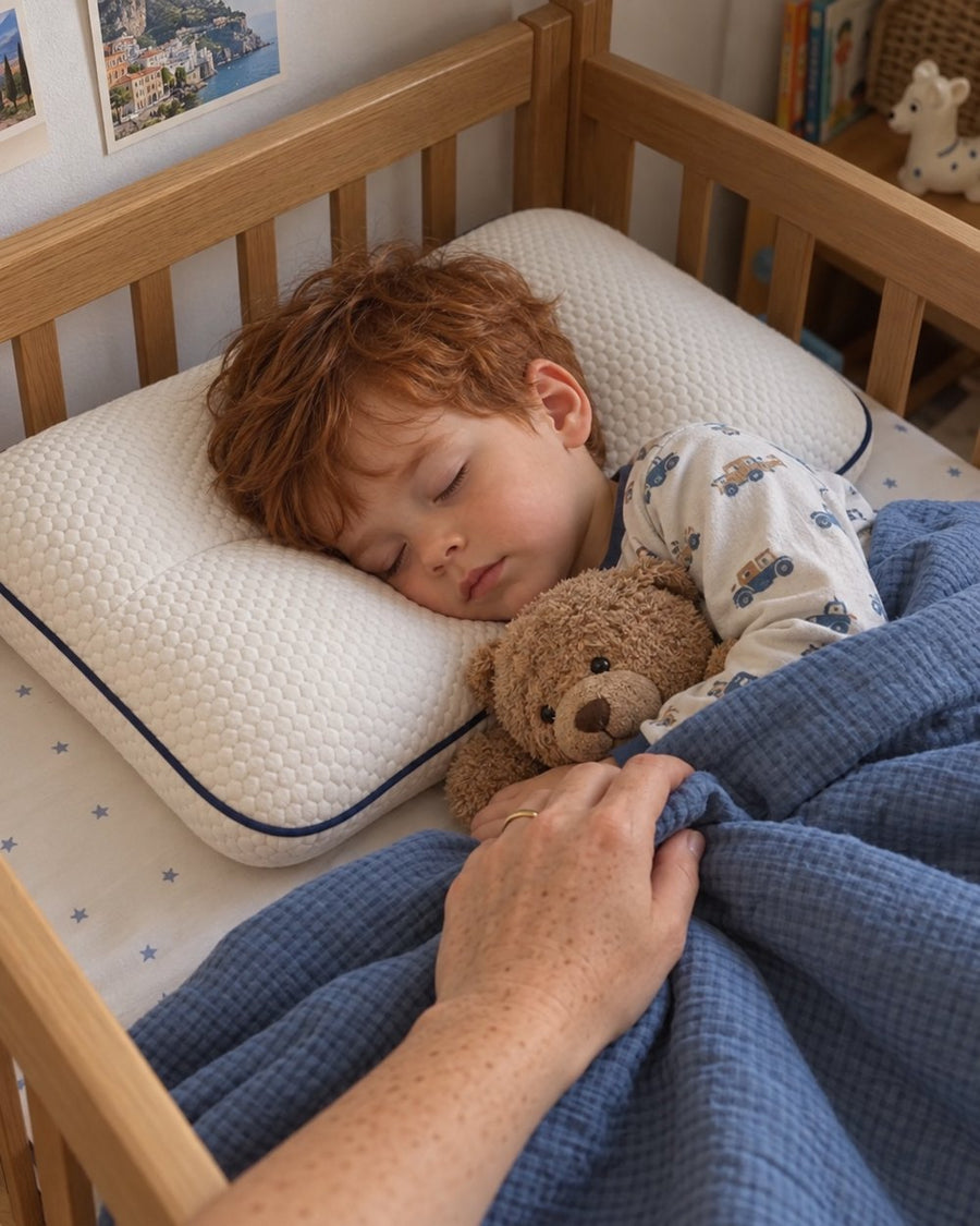 Bimbo di 3 anni che dorme sul cuscino Nido