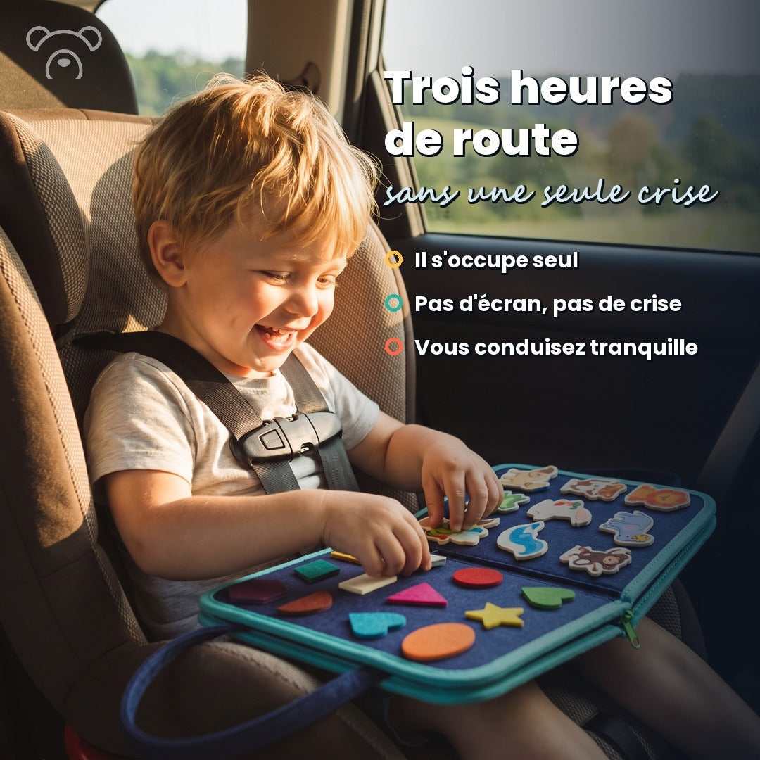 Enfant qui rit dans son siège-auto avec le Busy Board Arlevi bleu