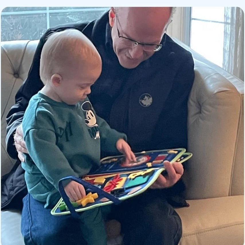 Un grand-père et son petit-fils explorent le Busy Board