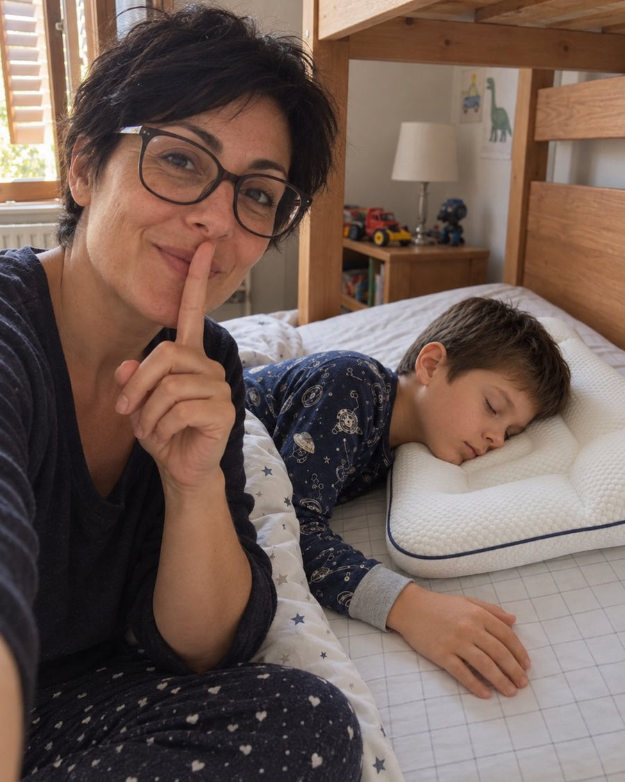 Mamma e bambino che dorme sul cuscino Nido