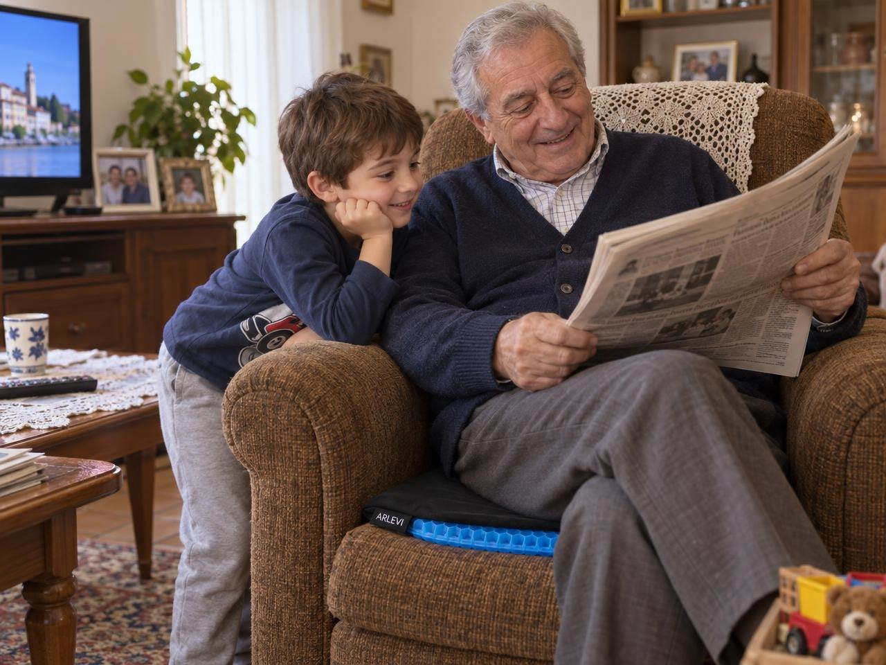 Aldo in poltrona con il cuscino in gel legge il giornale al nipote